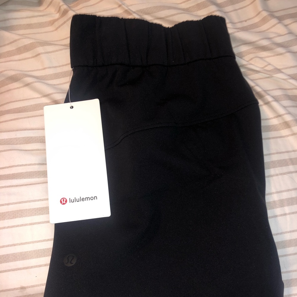 LULULEMON ON THE FLY SHORT 2.5”